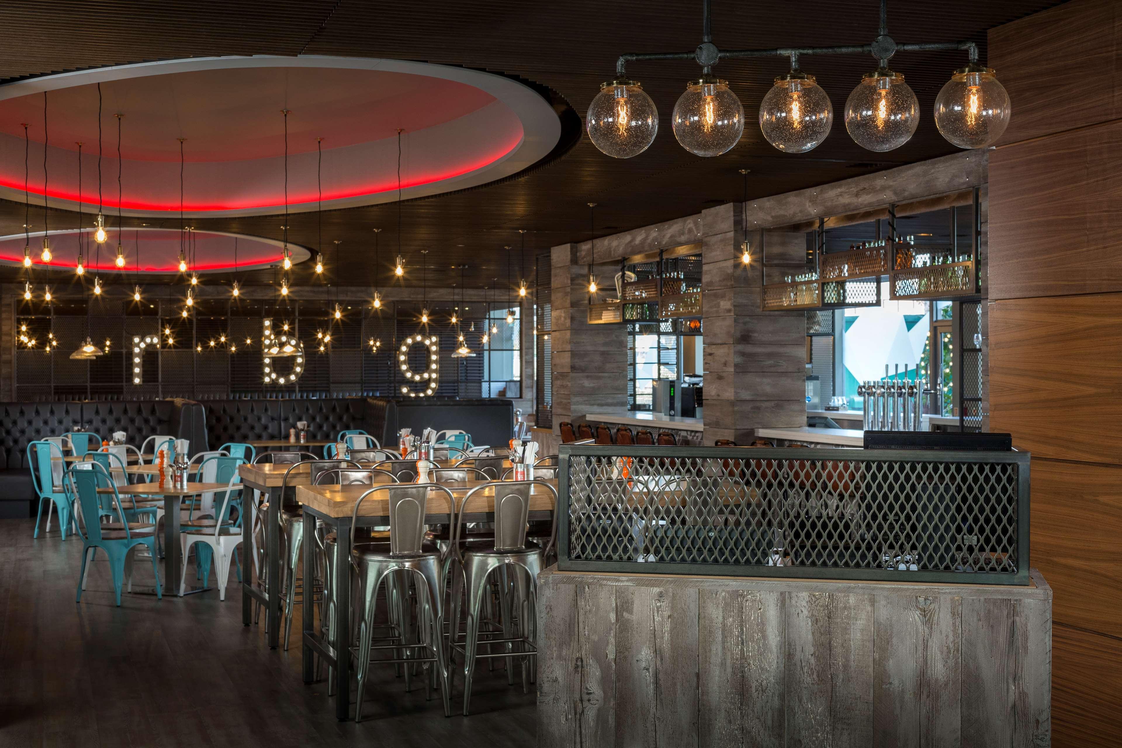 Radisson Red London Heathrow Хармондсворт
