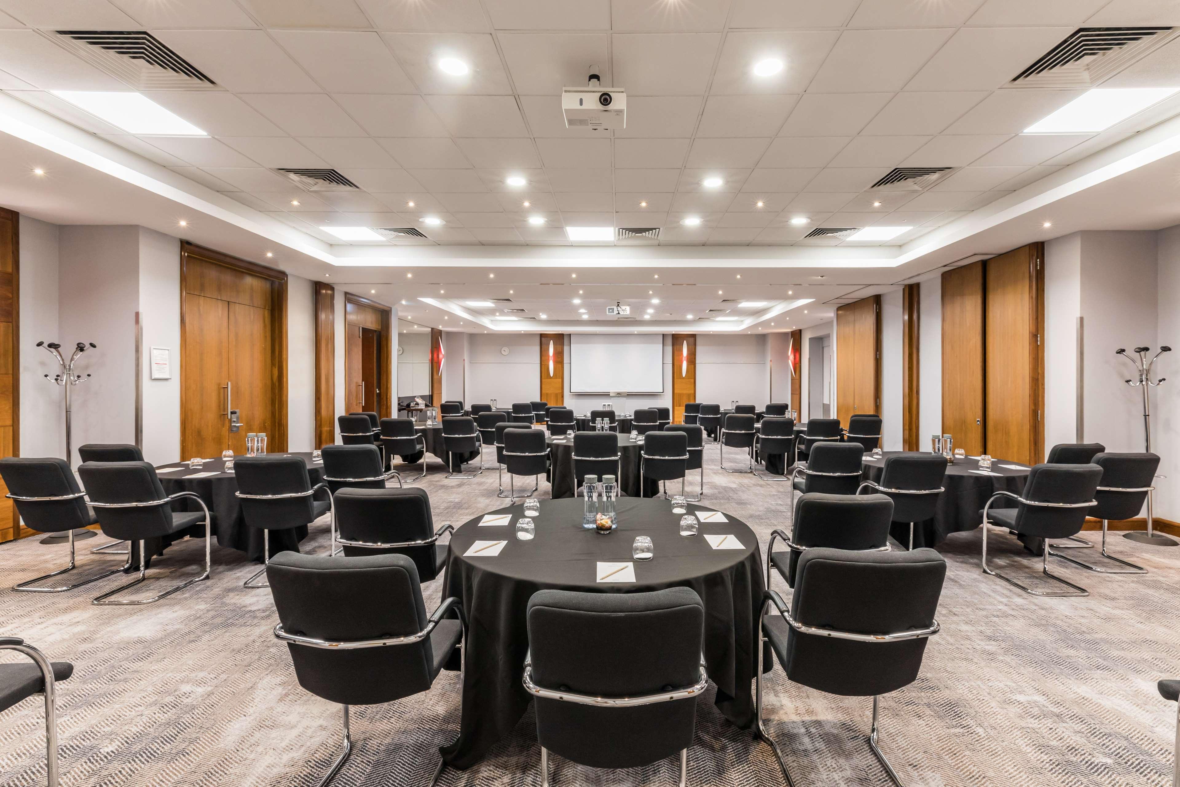 Radisson Red London Heathrow Отель