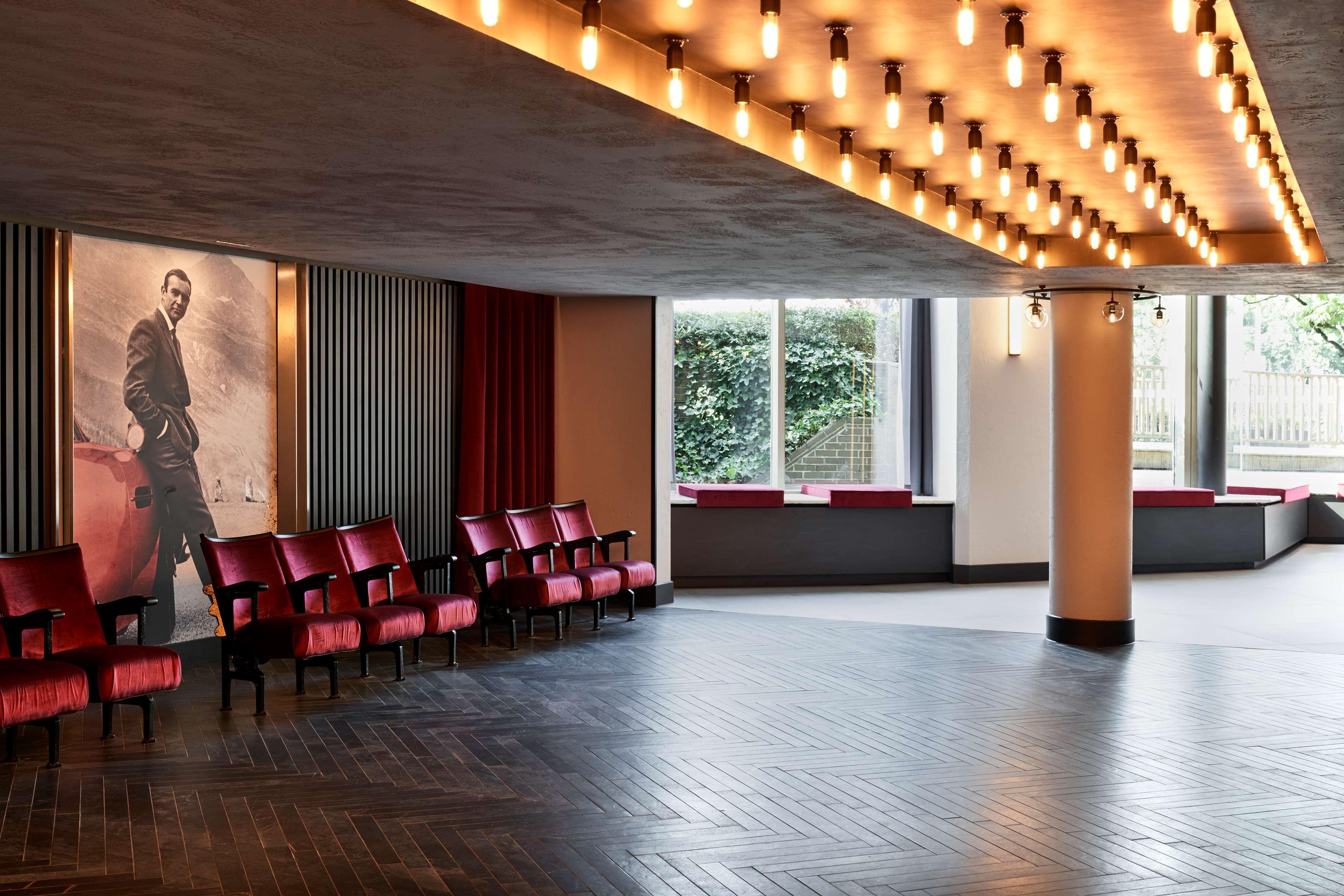 Radisson Red London Heathrow Отель Хармондсворт