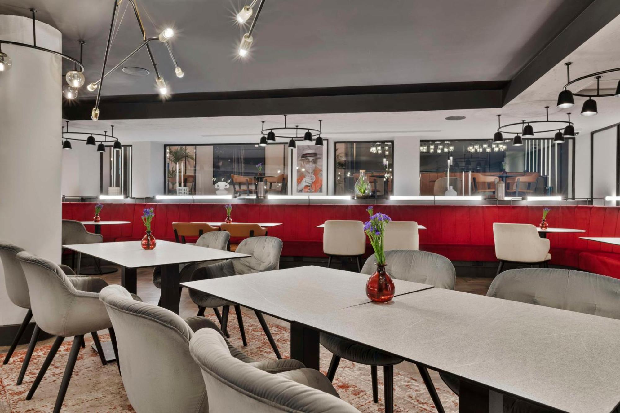 Отель Radisson Red London Heathrow