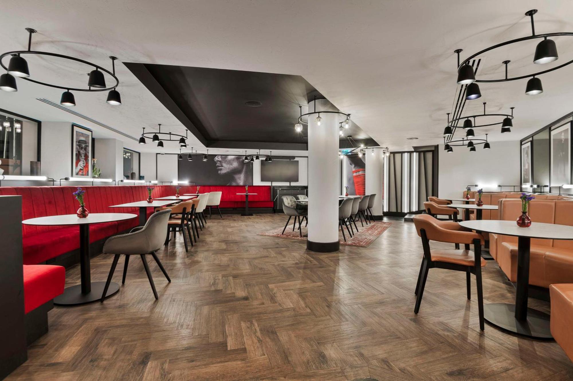 Radisson Red London Heathrow Хармондсворт