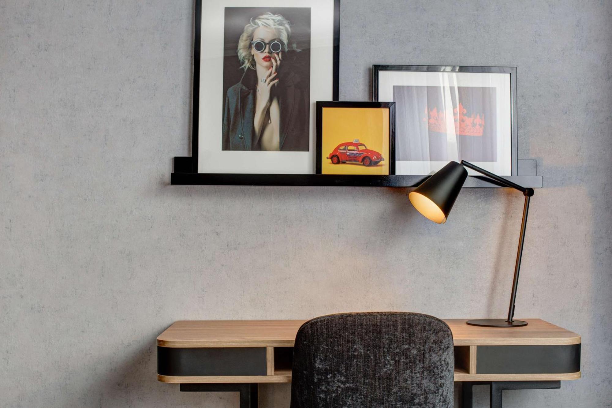 Radisson Red London Heathrow Отель Хармондсворт