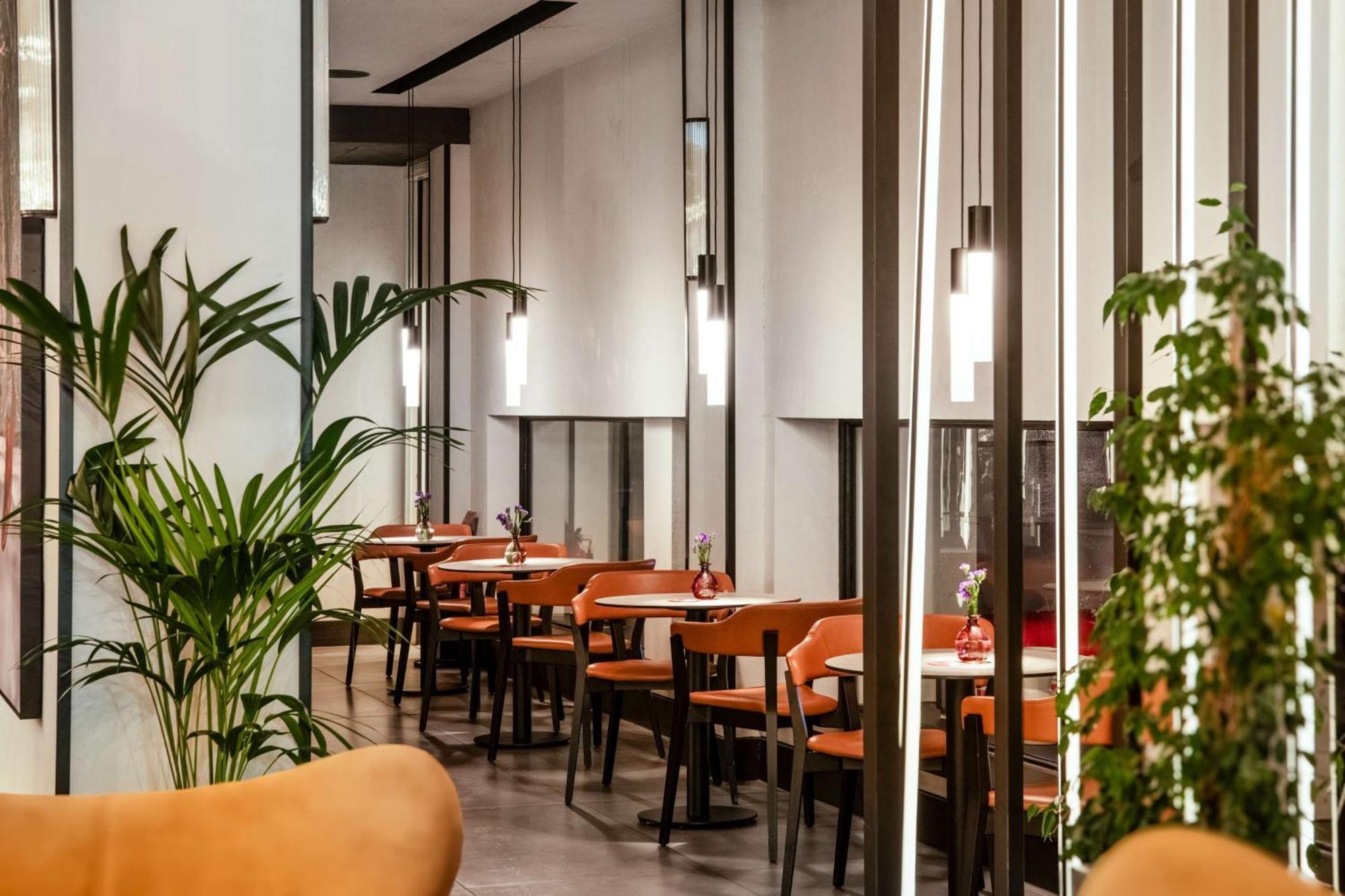 Отель Radisson Red London Heathrow 4*