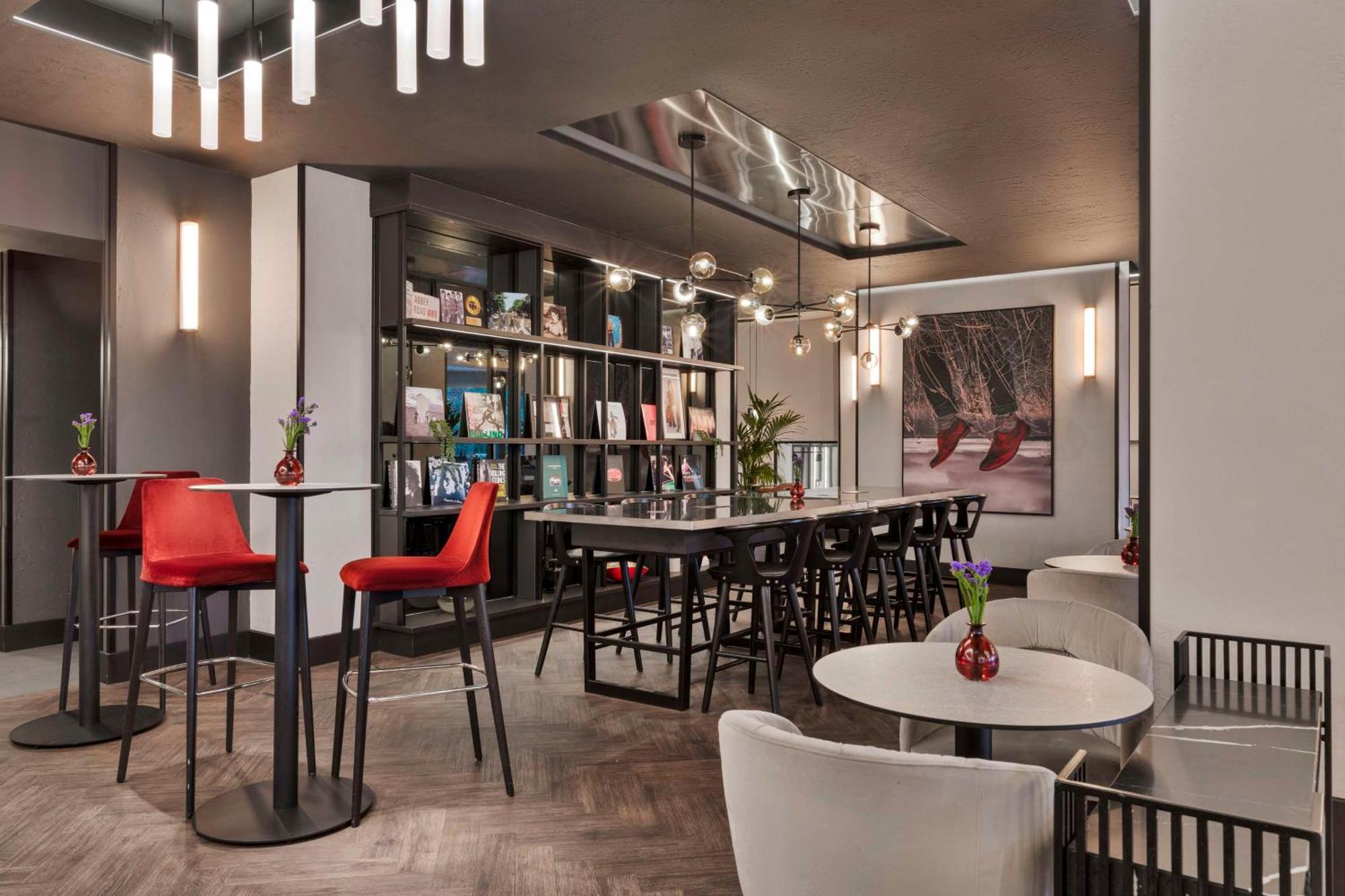 Radisson Red London Heathrow Hotel 4*