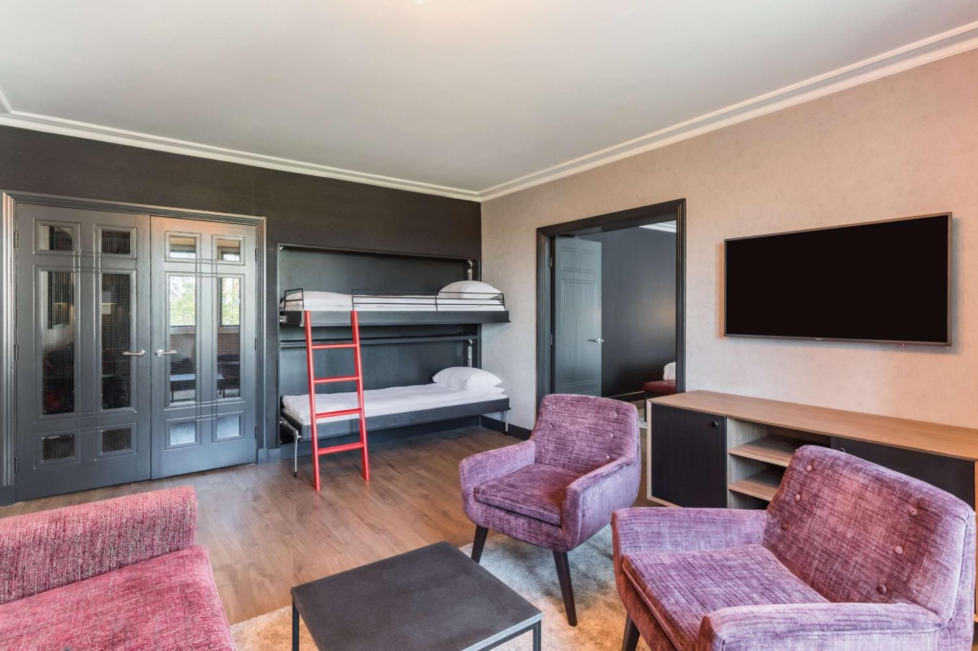 Radisson Red London Heathrow 4*